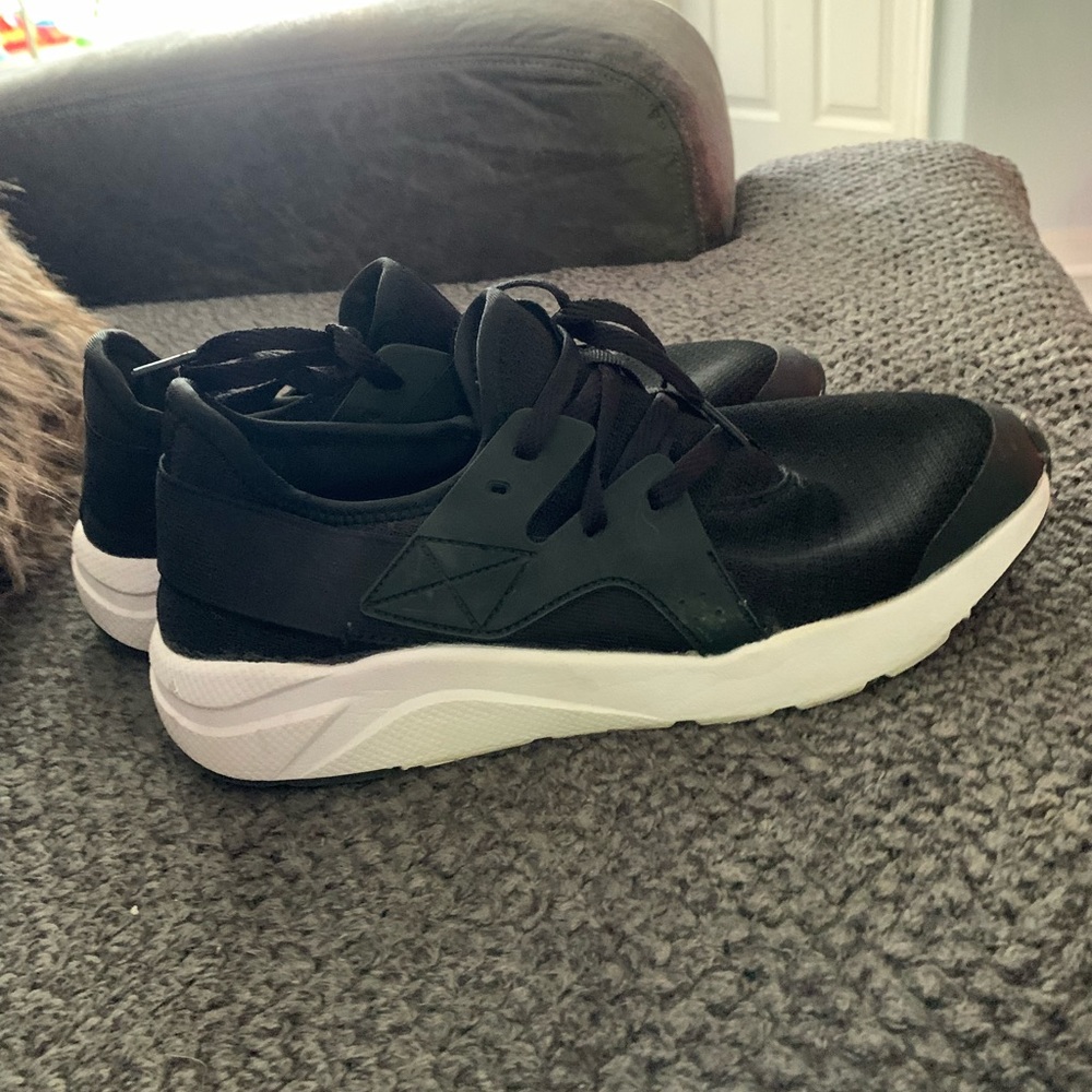 Avia tennis shoes